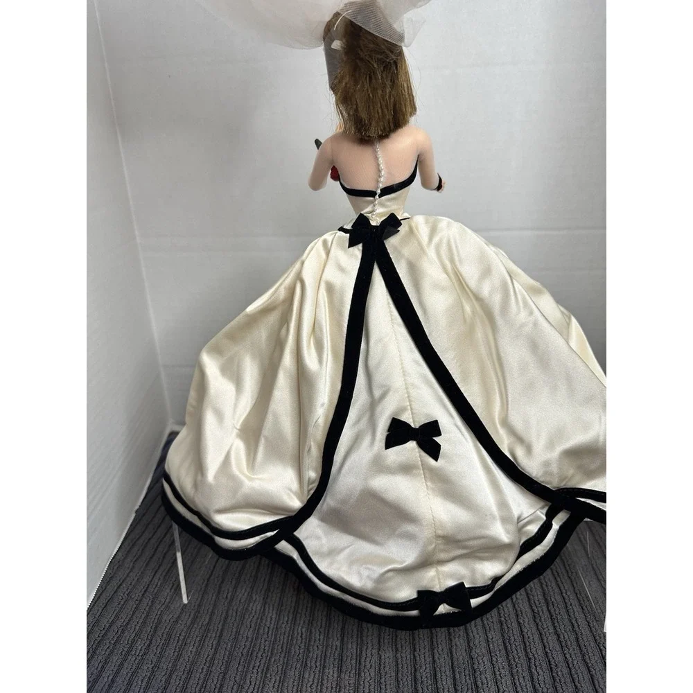 Vera Wang 1997 Barbie Doll Limited Edition Bride Wedding doll Display Doll